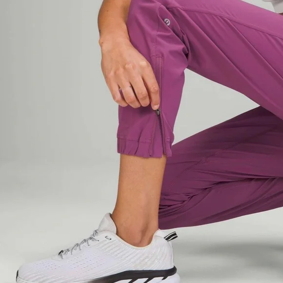 Adapted State High-Rise Jogger Vintage Plum
Zip Ankles Size 6 - Picture 4 of 10